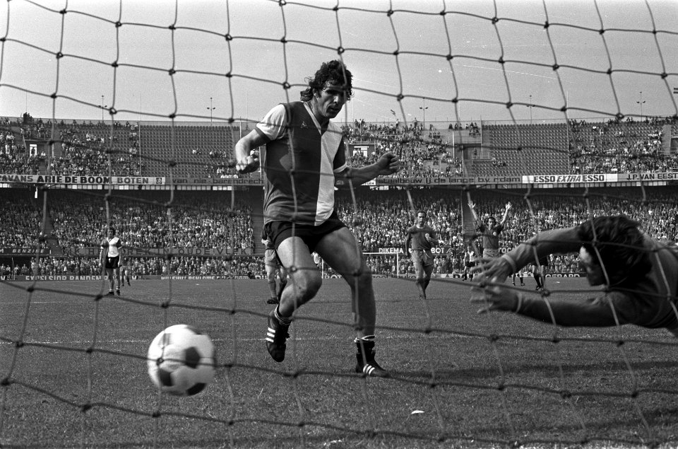 Feyenoord tegen NAC 3-1, Van Hanegem scoort, rechts keeper De Jong, Bestanddeelnr 925-8529