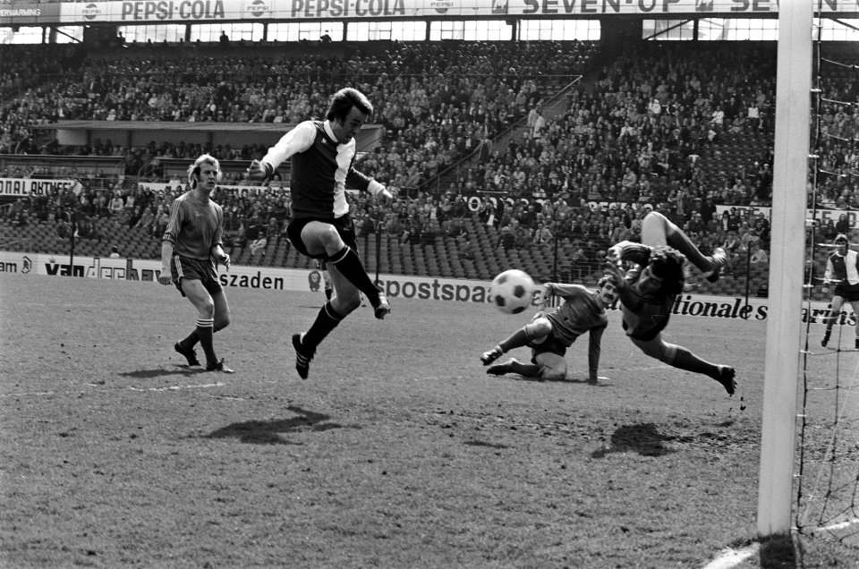 Feyenoord tegen NAC 3-1, Ressel scoort, doelman De Jong duikt mis, Bestanddeelnr 927-8831