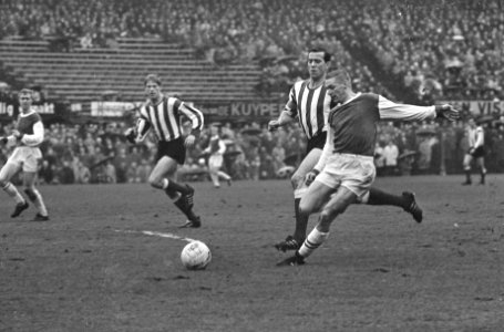 Feyenoord tegen PSV 4-2, Bild (rechts) scoort, achter Bil Schrijvers, Bestanddeelnr 920-0916