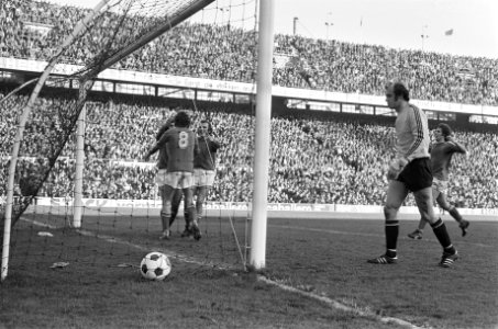 Feyenoord tegen PSV 2-3, juichende PSV-ers na 2e doelpunt rechts treurende Treyt, Bestanddeelnr 927-7023