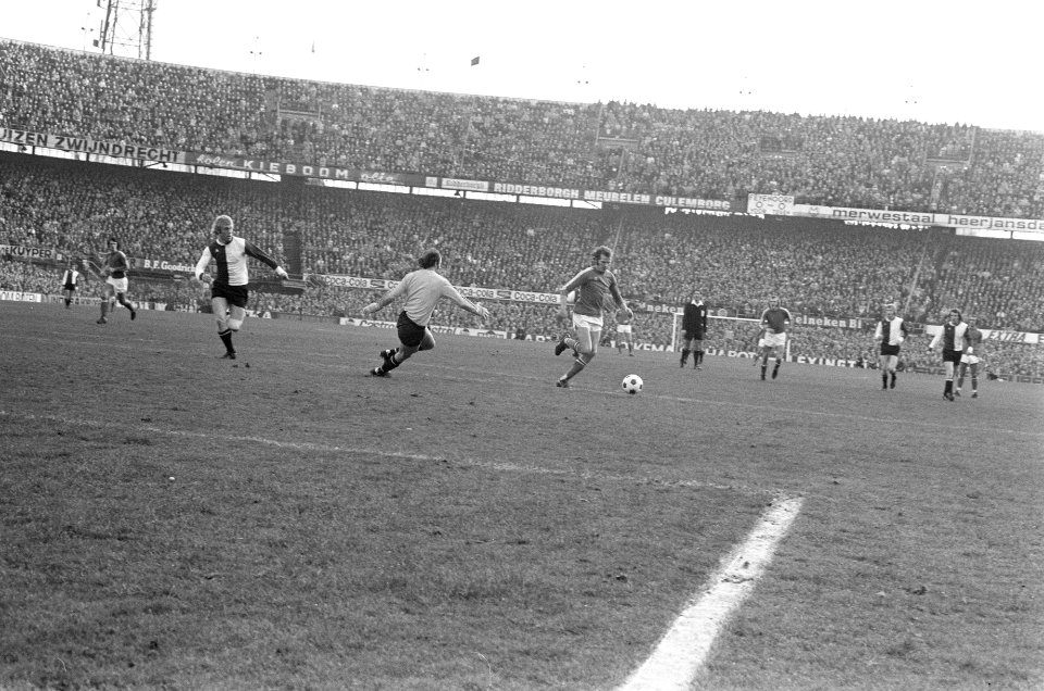 Feyenoord tegen PSV 2-3, Van de Kerkhoff scoort 1-0, midden Treytel, links Rijsb, Bestanddeelnr 927-7020
