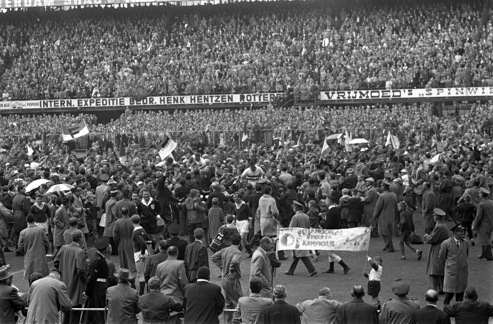 Feyenoord tegen Rapid. Feyenoord kampioen. Feestvreugde van Feyenoord, Bestanddeelnr 912-5294