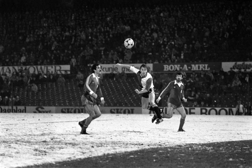 Feyenoord tegen Radnicki Nis 1-0 UEFA-cup. Jan van Deinsen (l.) in duel met Drod, Bestanddeelnr 931-8521