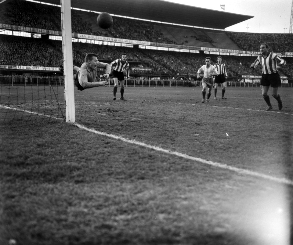 Feyenoord tegen PSV 1-3, Bekkering (PSV) stopt een schot, Bestanddeelnr 911-9793