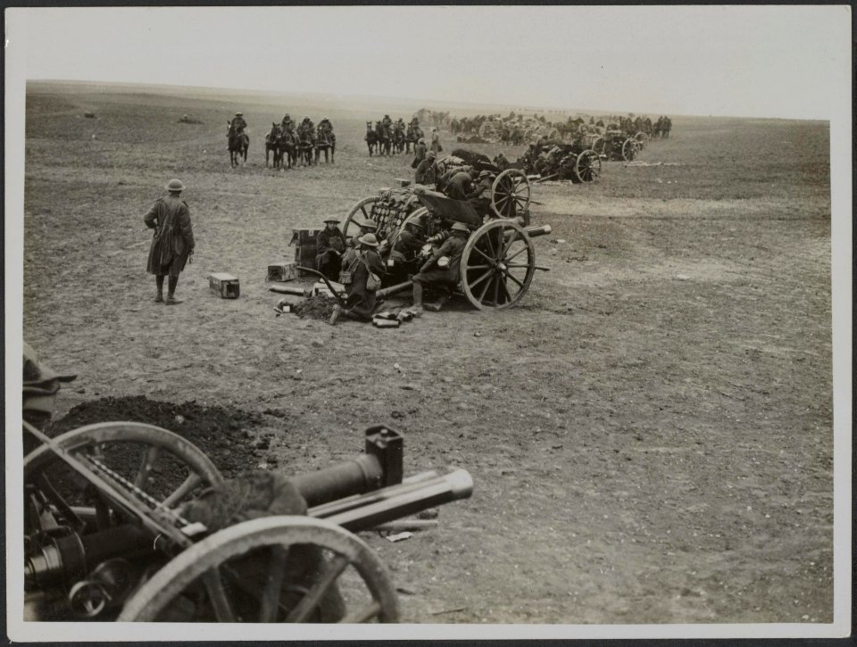 Field guns holding up German advance, Bestanddeelnr 158-2345