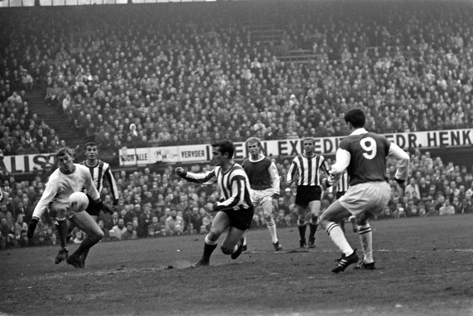 Feyenoord tegen PSV 4-2. Kindvall (nummer 9) scoort tweede doelpunt, Bestanddeelnr 920-8969
