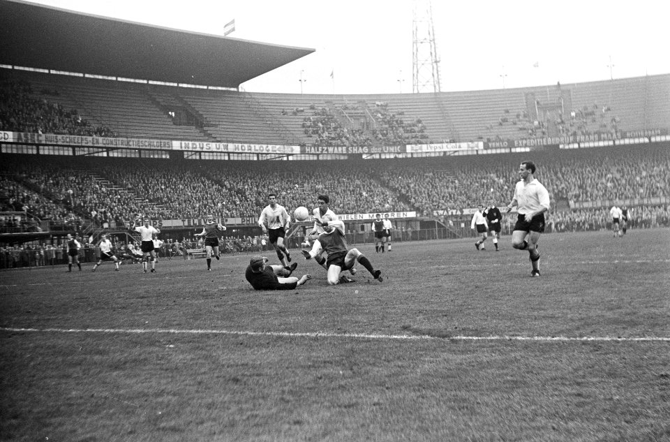 Feyenoord tegen NAC 5-1, Piet Kruiver (liggend) is ten gebracht vlnr Korebri, Bestanddeelnr 917-0834