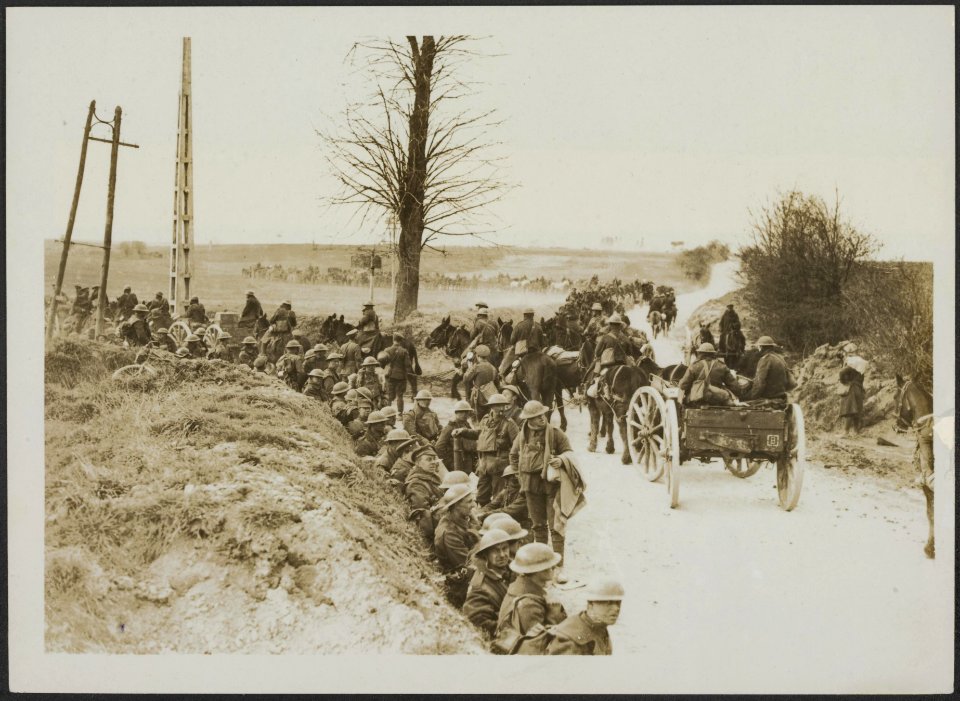 Field Guns going into action., Bestanddeelnr 158-1853