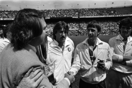 Feyenoord tegen PEC, met afscheid Johan Cruyff Cruyff met KNVB-voorzitter Van , Bestanddeelnr 932-9663