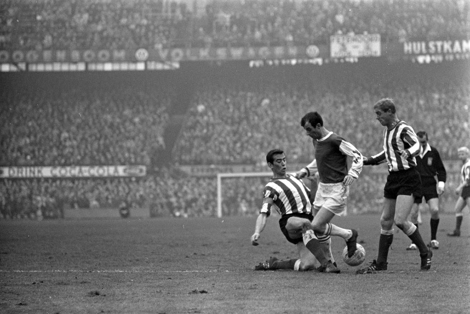Feyenoord tegen PSV 4-2. Moulijn in duel met Daan Schrijvers en Schalks, Bestanddeelnr 920-8968