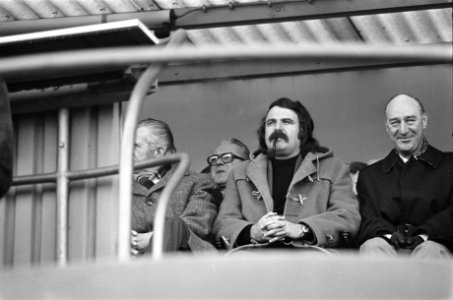 Feyenoord tegen PSV 2-3, burgemeester Van der Louw op tribune (l), Bestanddeelnr 927-7026