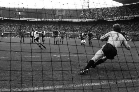 Feyenoord tegen PSV 1-0, Mansveld (l) benut penalty, Bestanddeelnr 929-9255