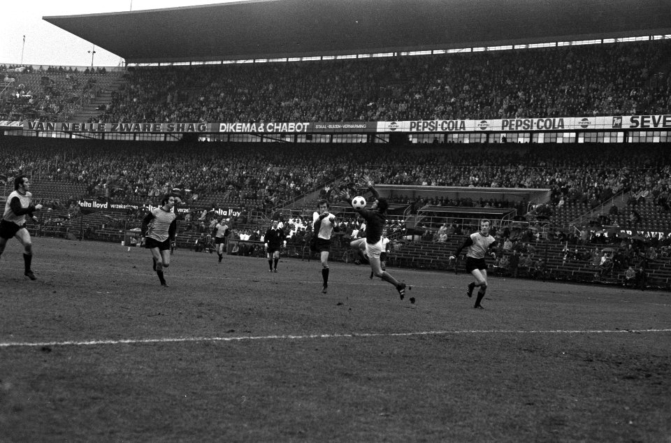 Feyenoord tegen NAC 3-1, Maiwald scoort tweede doelpunt v Feyenoord, NAC-keeper , Bestanddeelnr 925-2479