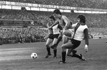 Feyenoord tegen PSV 2-3, vlnr Ressel, Van der Kuylen en Van Hanegem, Bestanddeelnr 927-7021