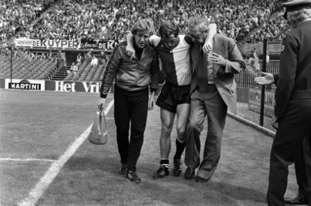 Feyenoord tegen PSV 1-1, Dick Schneider wordt door clubarts Abadamel (r) en verz, Bestanddeelnr 929-3144
