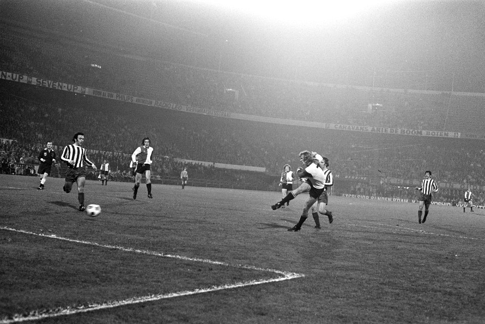 Feyenoord tegen OFK-Belgrado 4-3, Europacup III , Theo de Jong (rechts) scoort 2, Bestanddeelnr 925-9762