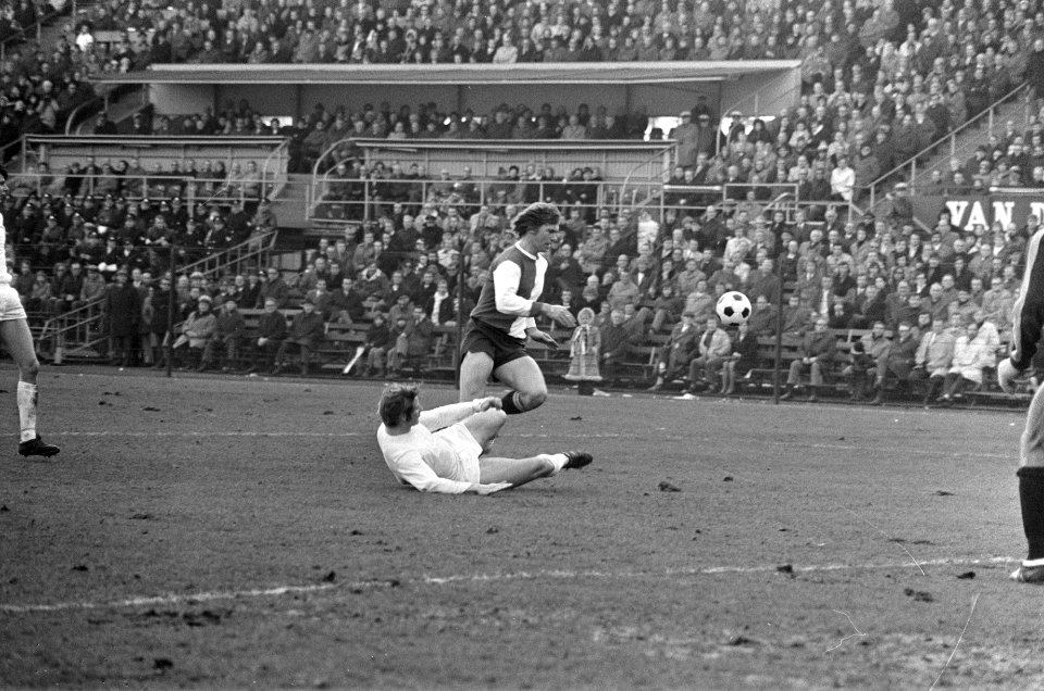 Feyenoord tegen NEC 5-1, nr 30 Maiwald (links) in actie, Bestanddeelnr 925-3152