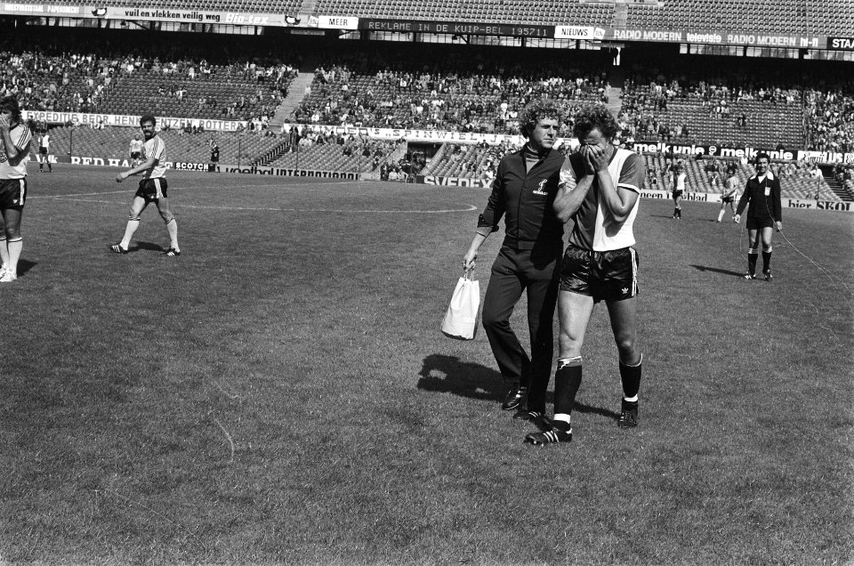 Feyenoord tegen NEC 0-0, nieuwe aanwinst Feyenoord Peter Houtman verlaat gebless, Bestanddeelnr 929-8742