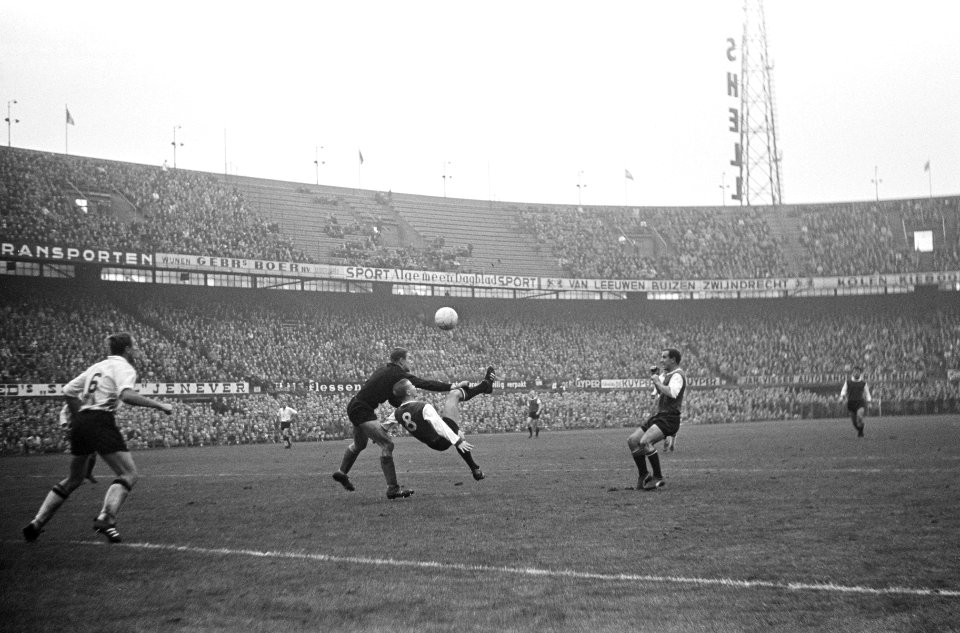 Feyenoord tegen NAC 5-1, Piet Kruiver (liggend) is ten gebracht vlnr Korebri, Bestanddeelnr 917-0835