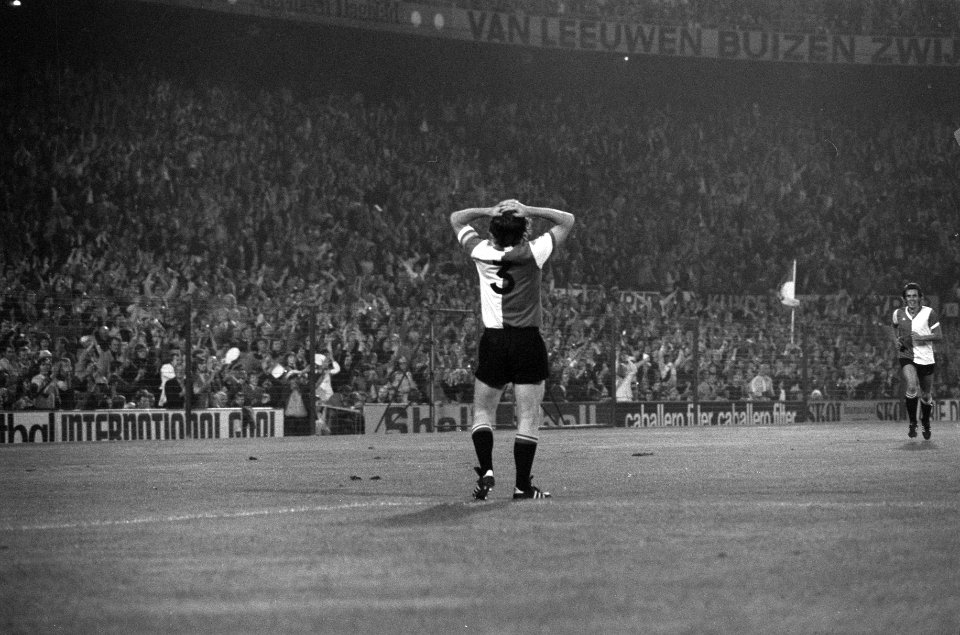 Feyenoord tegen PSV 1-1, Dick Schneider scoort, Dick Schneider met handen aan ho, Bestanddeelnr 926-6832