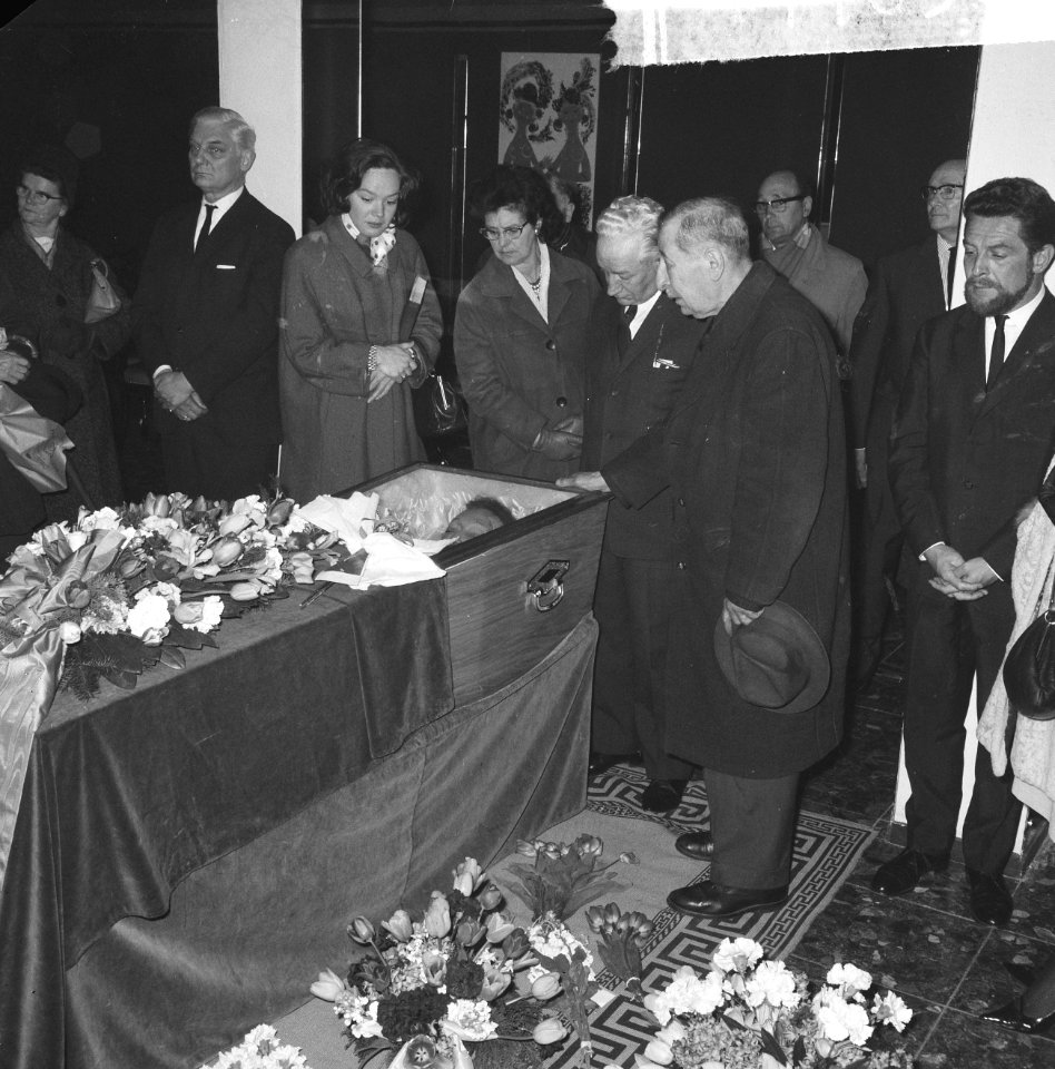 Fien de la Mar , dodenwacht betrokken, Chris de la Mar , met hand aan kist, uite, Bestanddeelnr 917-7038