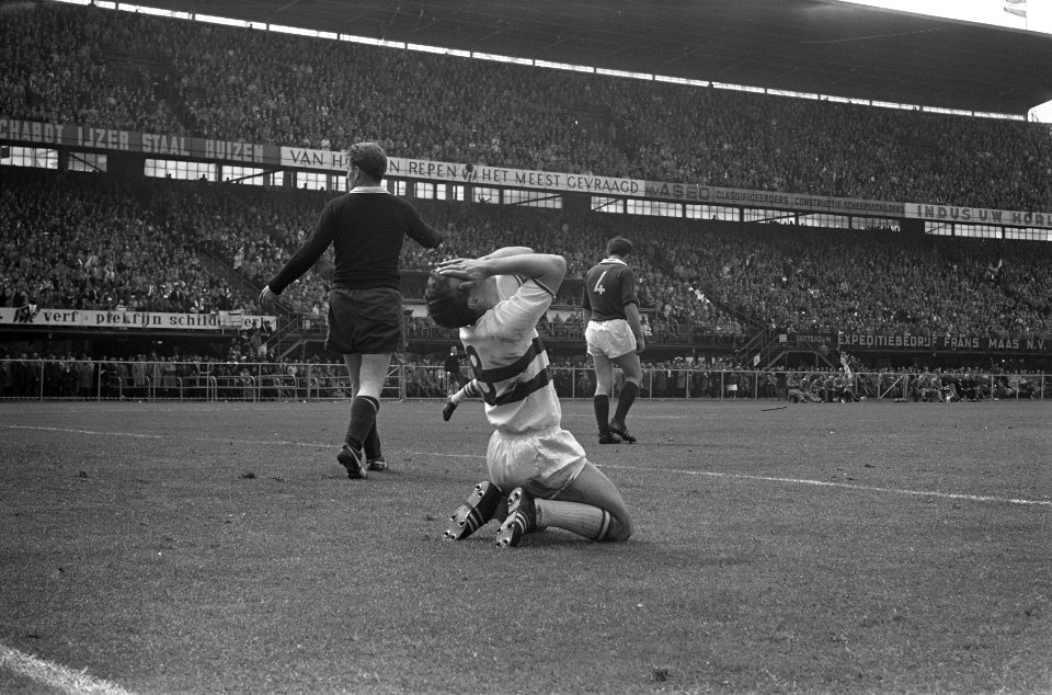 Feyenoord tegen Rapid Feyenoord kampioen Bouwmeester toont teleurstelling, Bestanddeelnr 912-5290