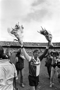 Feyenoord tegen PEC, met afscheid Johan Cruijff Johan Cruijff zwaaiend met blo, Bestanddeelnr 932-9659