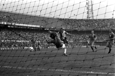 Feyenoord tegen NAC 3-1, Ressel scoort 1-0, keeper De Jong is kansloos, Bestanddeelnr 925-8528