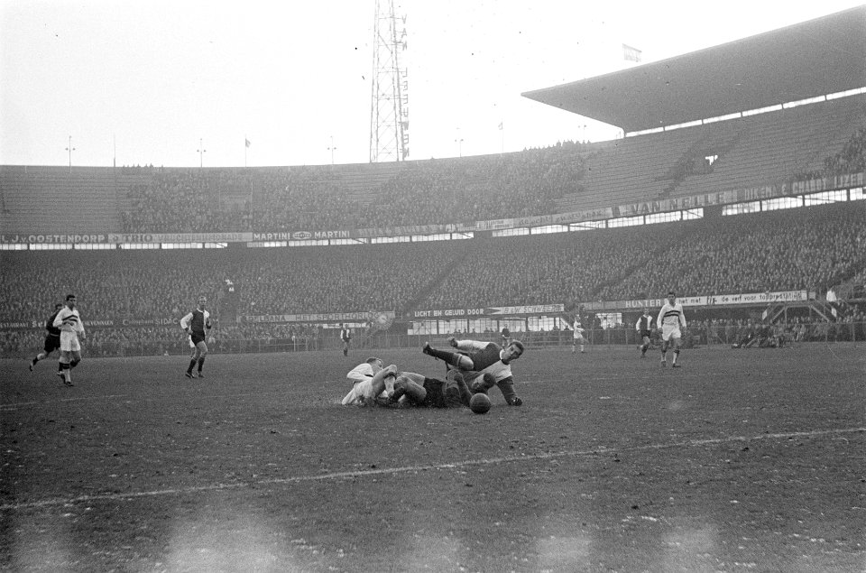 Feyenoord tegen NAC 10-0 Haak scoort het zesde doelpunt maar raakt van der Merw, Bestanddeelnr 915-8233