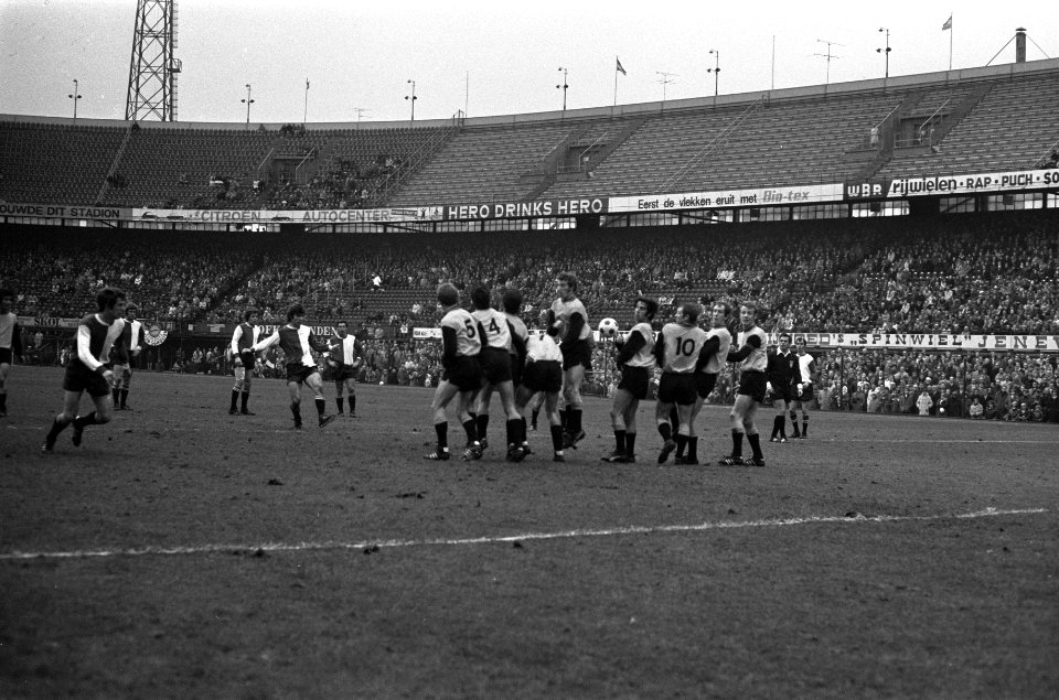 Feyenoord tegen NAC 3-1, Van Hanegem schiet uit vrije t door muurtje, Bestanddeelnr 925-2478