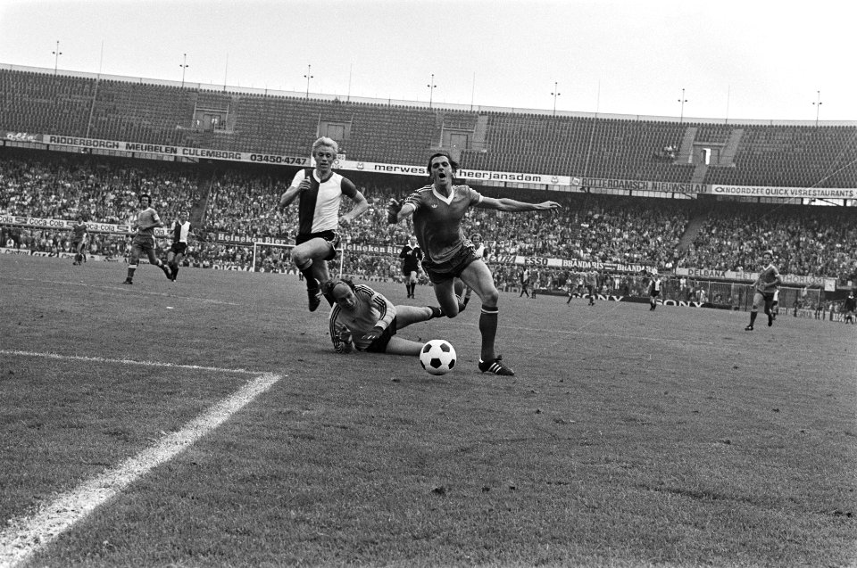 Feyenoord tegen PSV 1-1, Gerrie Deylers wordt door Treytel gehaakt, links Rijsbe, Bestanddeelnr 929-3142