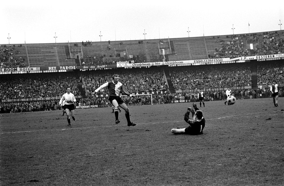 Feyenoord tegen NAC 5-0. Vrauwdeunt scoort 4-0 over NAC-keeper Van der Meere, Bestanddeelnr 923-2809