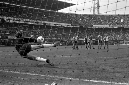 Feyenoord tegen NAC 3-1, keeper Treytel stopt penalty, Bestanddeelnr 925-8530