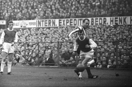 Feyenoord tegen PSV 1-0, Coen Moulijn in duel met Fons van Wissen, Bestanddeelnr 917-2607