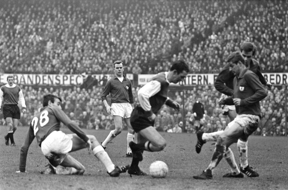 Feyenoord tegen NEC 2-0. Samardzic met vier tegenstanders om zich heen Ad Mella, Bestanddeelnr 920-9717