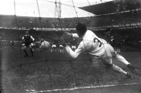 Feyenoord tegen NEC 2-0. Samardzic maakt penalty, keeper De Bree stopt, Bestanddeelnr 920-9718