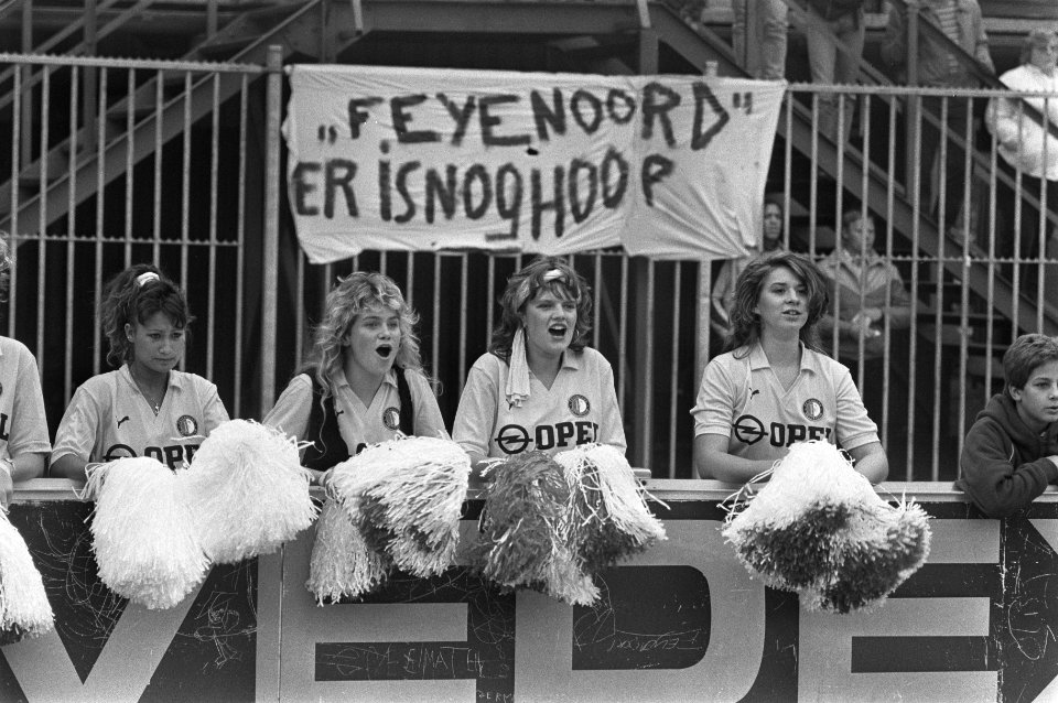 Feyenoord tegen Haarlem cheerleaders voor spandoek er is nog hoop, Bestanddeelnr 933-0786