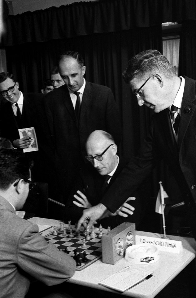 Fide schaaktoernooi 2-3 T D van Scheltinga , 4-5 L G Philippe , van Schelti, Bestanddeelnr 915-5975