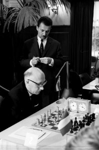 Fide schaaktoernooi 22-23 van Scheltinga , achter hem S Gligoric , 24 J Boey, Bestanddeelnr 915-5979