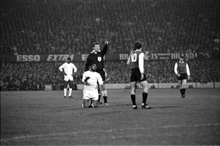 Feyenoord tegen Benfica 1-0, kwartfinale Europacup I Eusebio (op zn knieen) en, Bestanddeelnr 925-4436