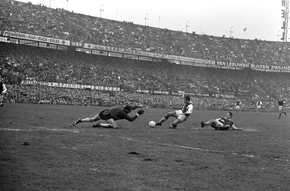 Feyenoord tegen Ajax 1-1, Sjaak Swart scoort, Pieters Graafland geslagen rechts , Bestanddeelnr 920-1858