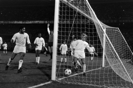 Feyenoord tegen Benfica 1-0, kwartfinale Europacup I Laseroms heeft 1-0 gescoo, Bestanddeelnr 925-4437