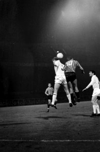 Feyenoord tegen Anderlecht 0-2. Henk Groot in duel met Stockman (5), Bestanddeelnr 915-5918