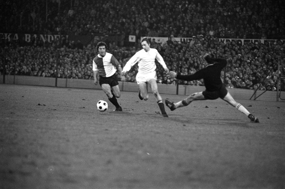 Feyenoord tegen Ajax 1-5, Cruijff scoort 1-4, links Lasero en rechts keeper Trey, Bestanddeelnr 925-5292