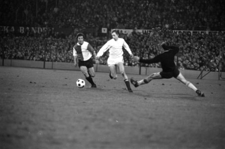 Feyenoord tegen Ajax 1-5, Cruijff scoort 1-4, links Lasero en rechts keeper Trey, Bestanddeelnr 925-5292