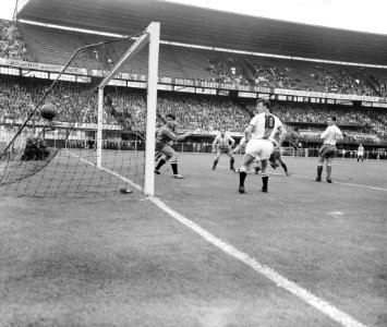 Feyenoord tegen Ajax 9-5, vlnr Hoogerman (Ajax), Bennaars, Prins (Ajax) en S, Bestanddeelnr 911-5378