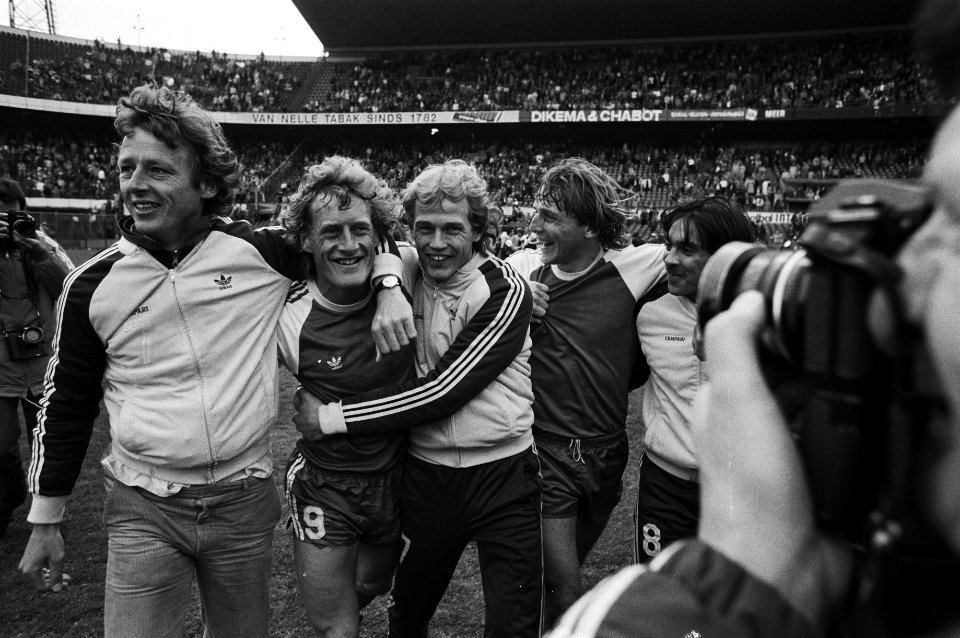 Feyenoord tegen AZ67 1-5, AZ-kampioen, vreugde bij AZ na afloop v.l.n.r. Hovenka, Bestanddeelnr 931-4661