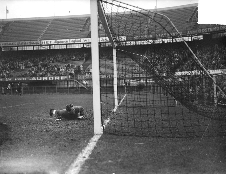 Feyenoord tegen Blauw-Wit 1-1, keeper Van Raalte van Blauw-Wit heeft het nakijke, Bestanddeelnr 903-7504