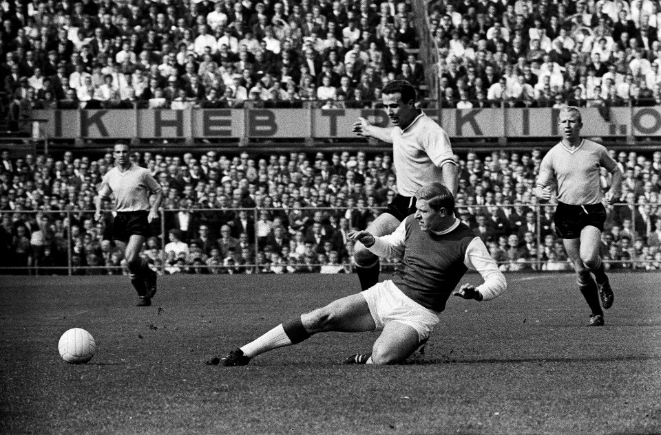 Feyenoord tegen Ajax 1-1 Frans Bouwmeester in duel met Tonnie Pronk links Kerku, Bestanddeelnr 915-5506