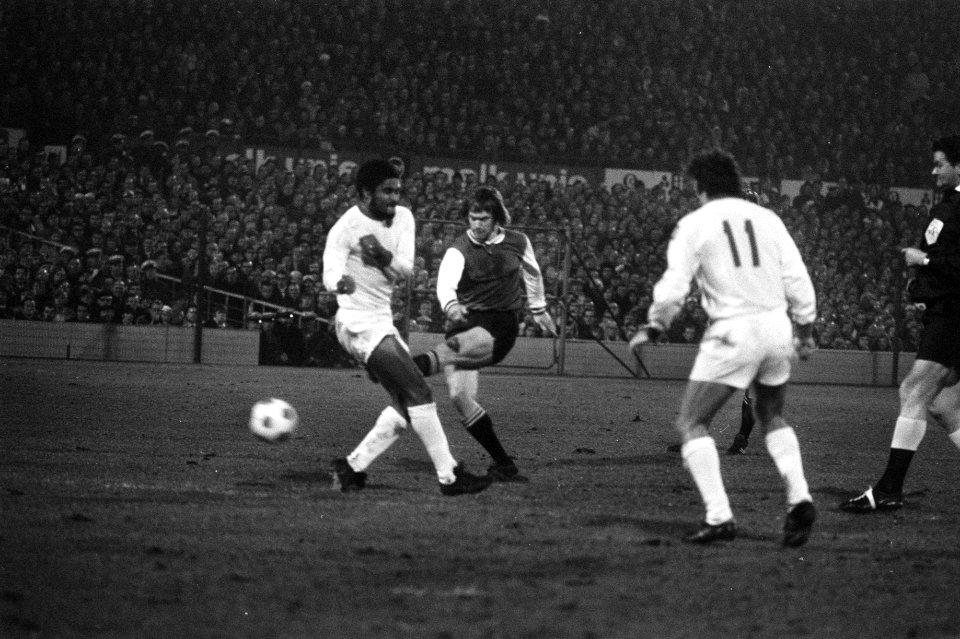 Feyenoord tegen Benfica 1-0, kwartfinale Europacup I ruziemakende spelers bij , Bestanddeelnr 925-4443